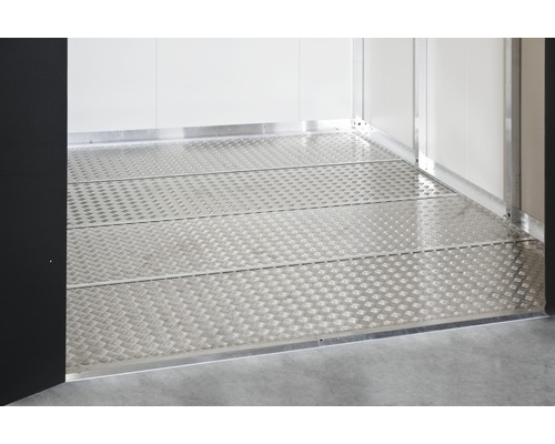 Boden mit Riffelblechplatten in einem Raum