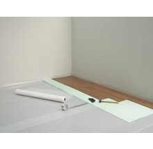 Szene mit Laminatverlegung, inklusive Trittschalldämmung, Dampfbremse, Hammer und Zugeisen.