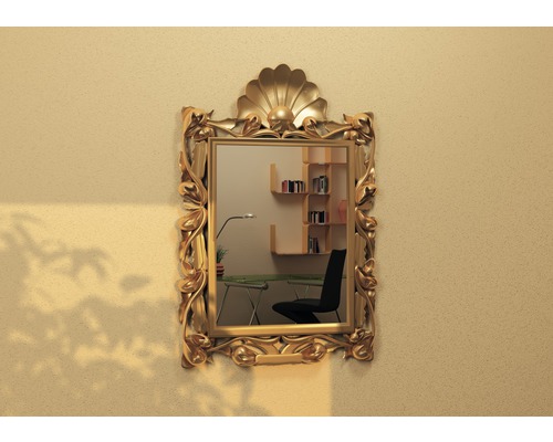 Spiegel mit verziertem Rahmen an einer Wand