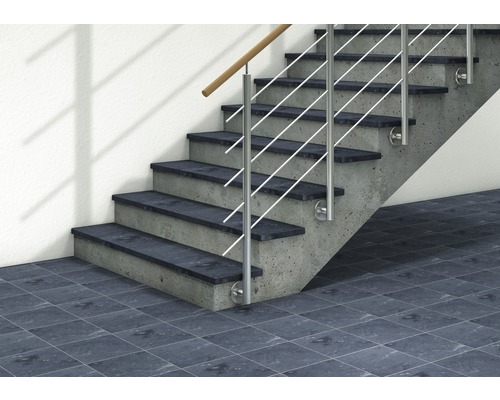 Betontreppe mit Edelstahlgeländer und Holzhandlauf