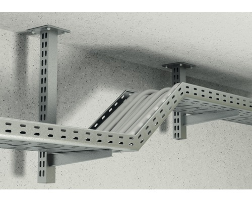 Installation von Kabeltrassen an einer Decke zur Kabelführung