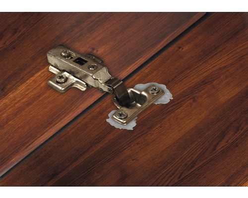 Möbelscharnier auf Holz befestigt