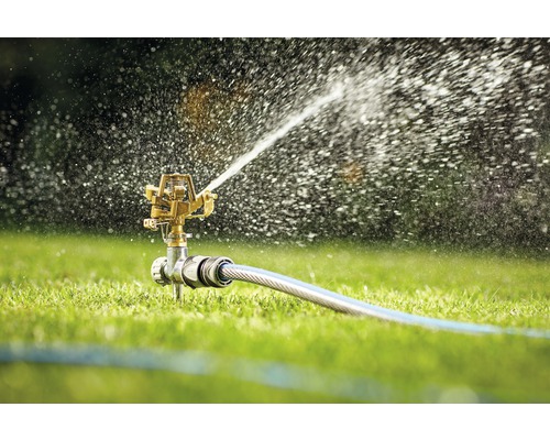 Rasensprenger beim Bewässern eines Rasens
