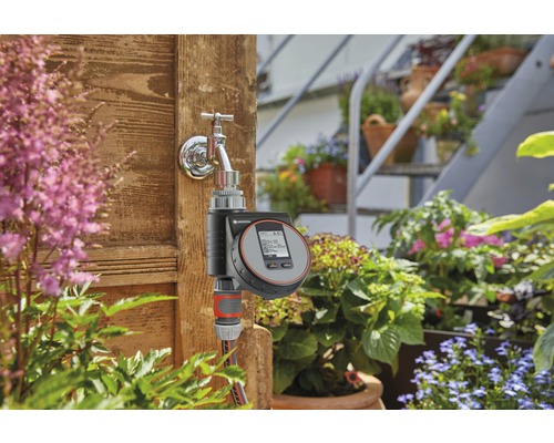 Gardena Wasserhahn mit Bewässerungssteuerung im Garten