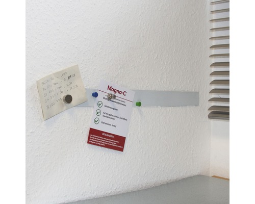 Magna-C Magnetleiste an einer Wand befestigt mit Notizen und Anweisungen.