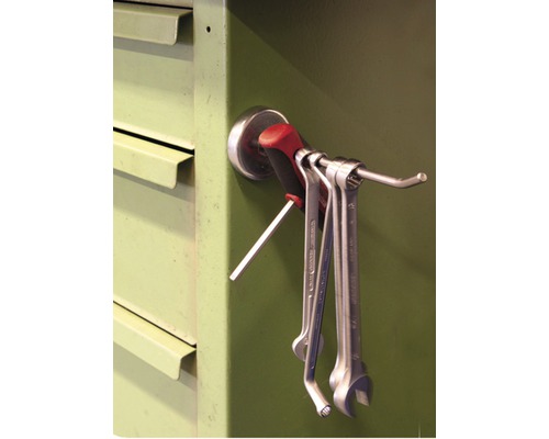 Werkzeugwagen mit Schraubenschlüsseln und Inbusschlüssel an Magnethalterung