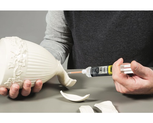 Reparieren einer gebrochenen Vase mit Klebstoff
