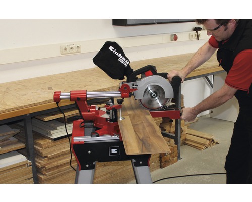 Kapp- und Gehrungssäge mit Mann beim Schneiden eines Holzstücks