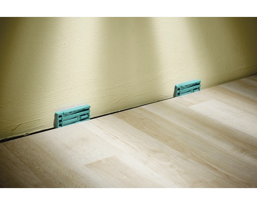 Verlegekeile zwischen Wand und Laminatboden