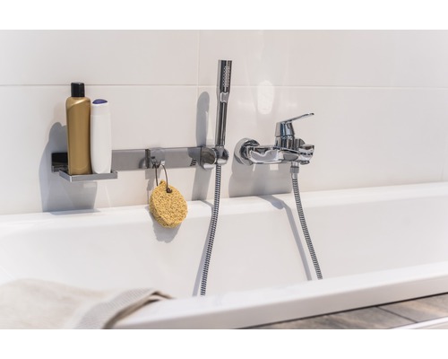 Badewanne mit Armatur, Brause und Ablage für Badezimmerutensilien