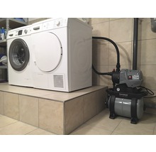 Waschmaschine, Wäschetrockner und Hauswasserwerk im Hauswirtschaftsraum