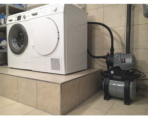 Waschmaschine, Wäschetrockner und Hauswasserwerk im Hauswirtschaftsraum