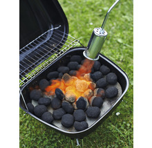 Grill mit Holzkohleanzünder beim Entzünden von Grillkohle