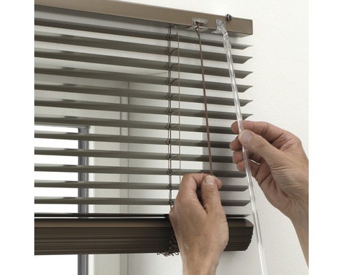 Bedienung einer horizontalen Jalousie zur Fensterdekoration