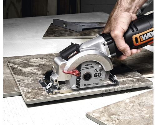 Fliesenschneider im Einsatz zum Schneiden von Fliesen