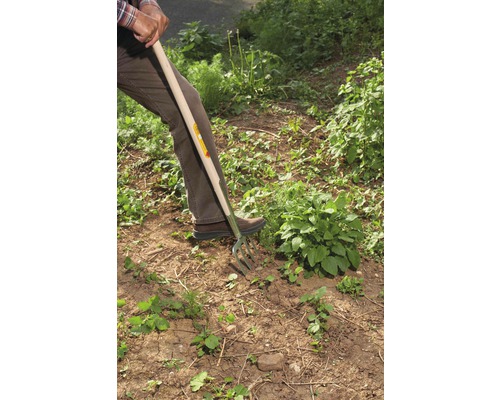 Gartenarbeit mit einer Grabgabel im Garten