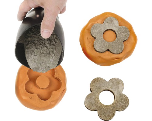 Betongießen in Blumenform mit Gießform, Beton und Hand