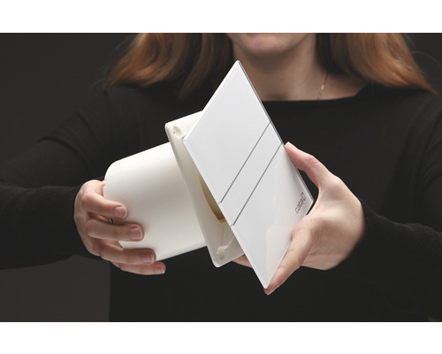 Person hält einen Abluftventilator der Marke Cata.