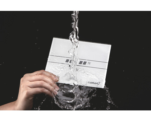 Wasserdichte Küchenwaage mit Prozentanzeige wird mit Wasser übergossen.