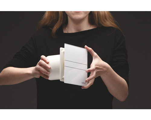 Frau hält einen Badlüfter.