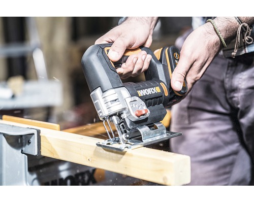 Akku Stichsäge beim Sägen eines Holzstücks