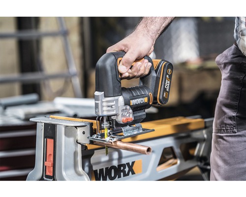 Akkustichsäge im Einsatz beim Schneiden eines Rohres