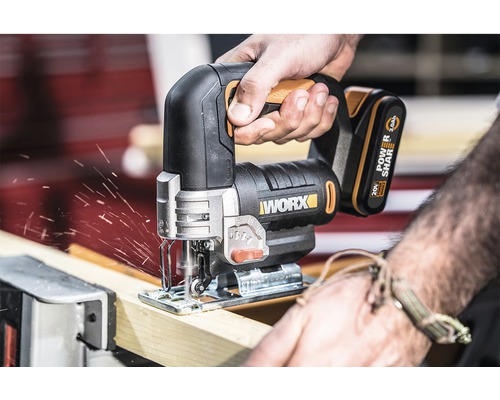 Akkustichsäge beim Sägen von Holz mit Spänen