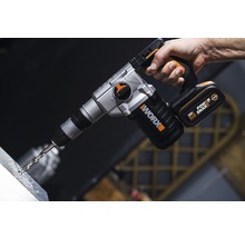 Akku-Bohrhammer beim Bohren in Metall, Marke Worx