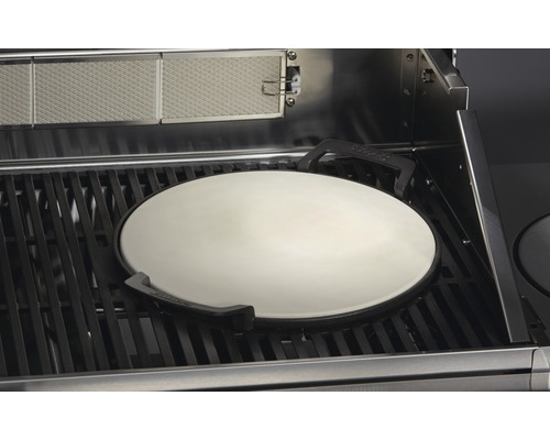 Pizzaofen-Aufsatz auf einem Grillrost