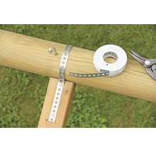Lochbandrolle mit Schrauben und Blechschere auf Holzpfosten