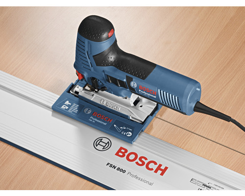 Bosch Stichsäge auf Führungsschiene für präzise Schnitte