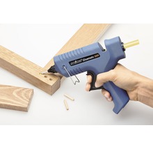Steinel Gluematic 5000 Heißklebepistole in Gebrauch mit Holzstücken und Dübeln
