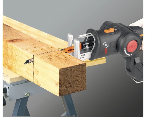 Akkubetriebene Säbelsäge beim Sägen eines Holzstücks