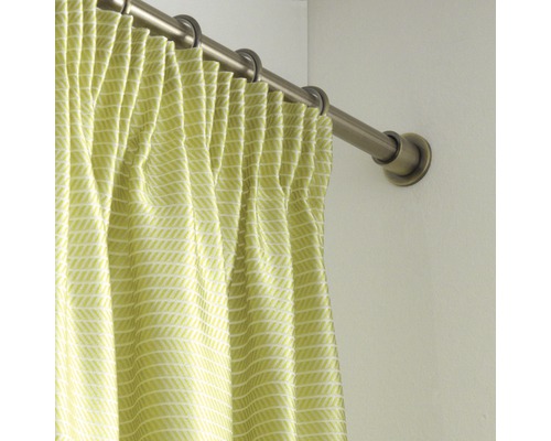 Gardine mit Muster an einer Gardinenstange