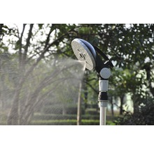 Gartendusche mit Wasserstrahl im Freien