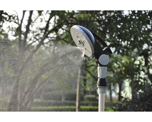Gartendusche mit Wasserstrahl im Freien