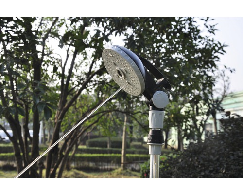 Gartendusche mit Duschkopf und Wasserstrahl