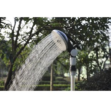 Gartendusche mit Wasserstrahl im Aussenbereich