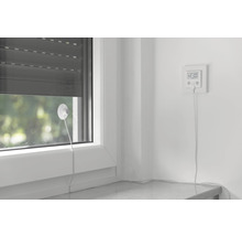 Innenansicht eines Fensters mit Rollladen, Temperatursensor und Steuerung.