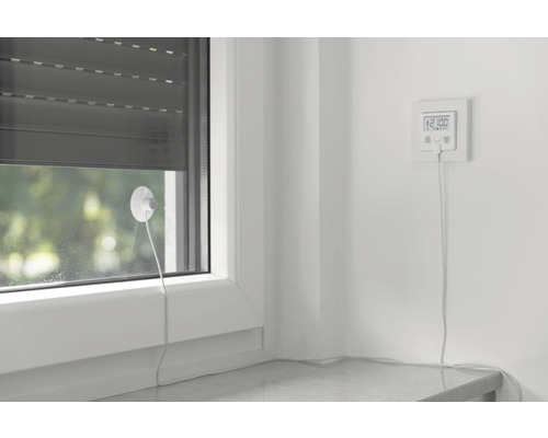 Innenansicht eines Fensters mit Rollladen, Temperatursensor und Steuerung.