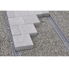 Verlegung von Betonpflastersteinen mit Rasenkantensteinen auf Kiesbett