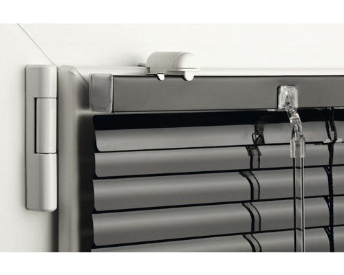 Detailansicht einer grauen Jalousie mit Montageelementen