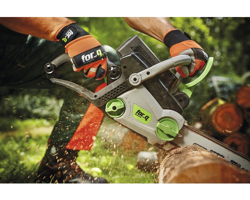 Eine Person sägt mit einer Akku-Kettensäge der Marke for_q Holz.
