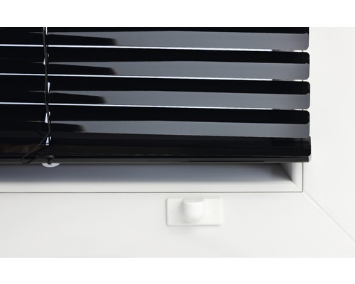 Geschlossene Jalousie zur Fensterdekoration