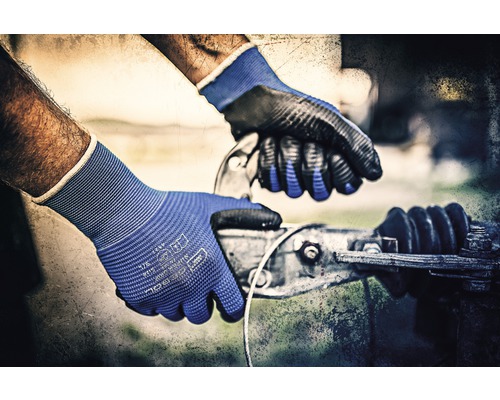 Hände mit Arbeitshandschuhen bedienen Anhängerkupplung