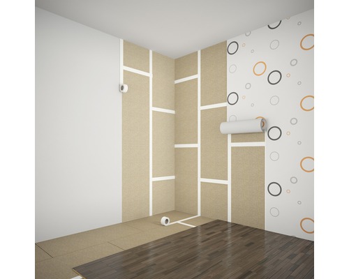 Raum mit Wandverkleidung und Mustertapete