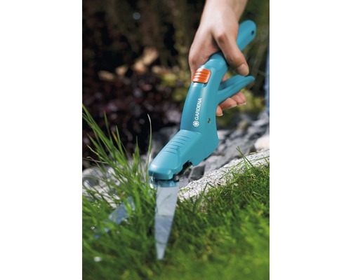 Gartenschere von Gardena im Einsatz zum Grasschneiden