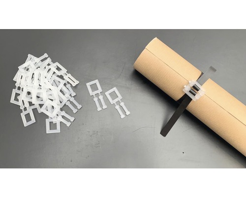 Verpackung mit Rolladenklammern und eine Rollade mit Rolladenklammer.