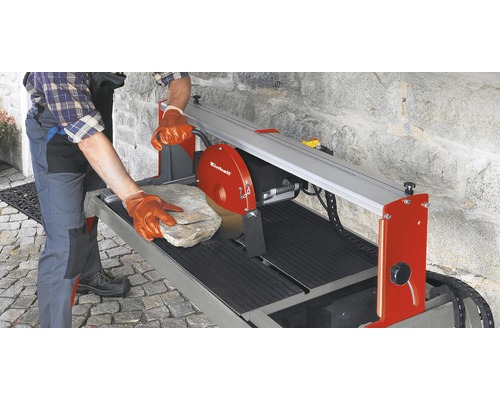 Fliesenschneider im Einsatz mit Steinarbeiten