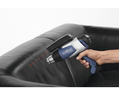 Person hält Steinel HL 2020 E Heißluftpistole über ein Ledersofa